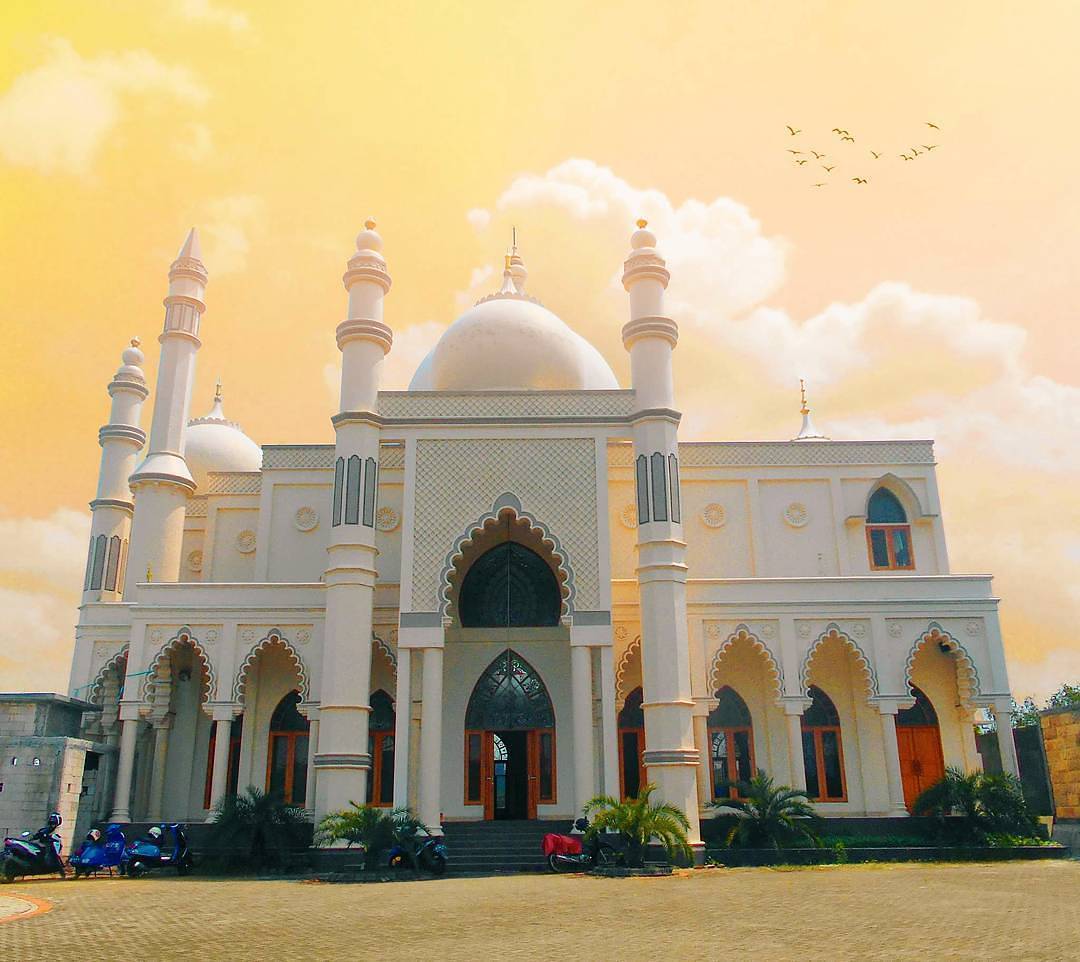 Wisata Religi dengan Berkunjung ke  Masjid  Indah di Malang 
