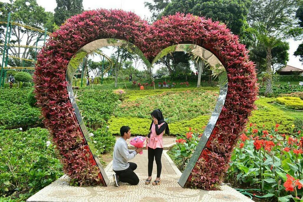 Spot Foto Cinta di Malang dan Batu, Pasangan Honeymoon ...