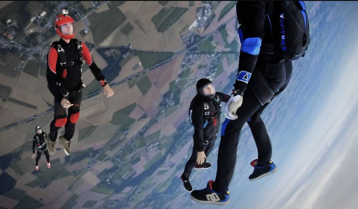 7 Rekomendasi Tempat Skydiving Terbaik di Indonesia